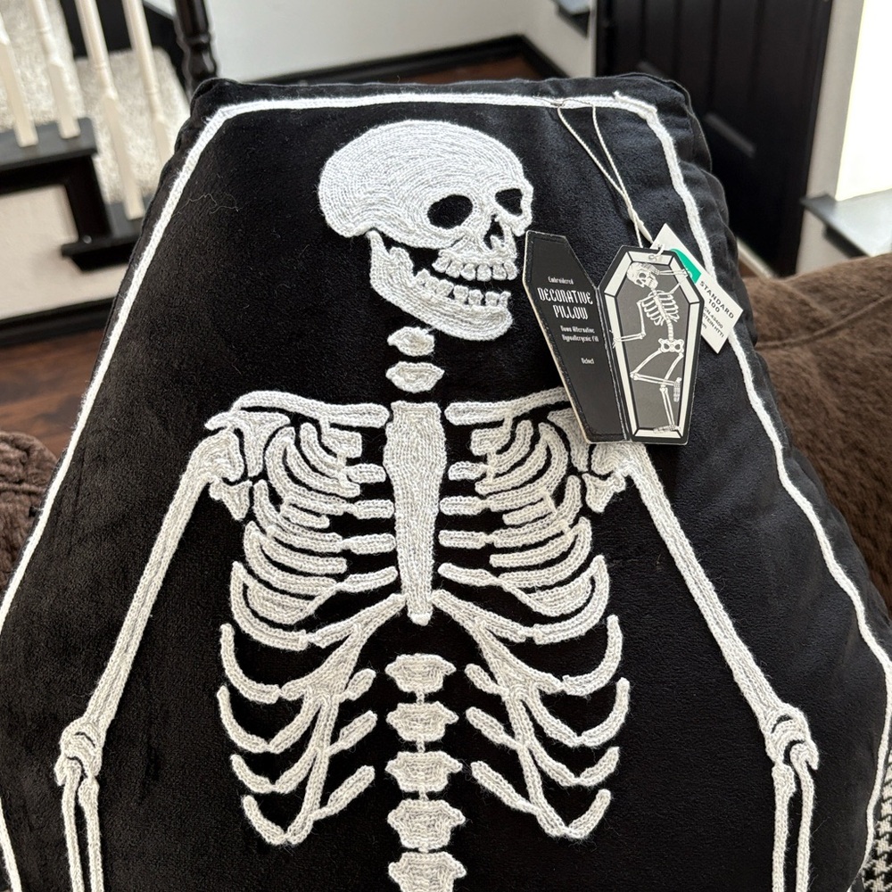 🆕Viral En Vogue Huge Skeleton Pillow - Picture 3 of 10